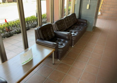 【ロビー】 | サンクレイドル橋本 | ラウンジは、マンションの共用スペースに椅子やテーブルなどを配置した利用者が寛げる空間です。屋内型ラウンジと屋外型ラウンジがあります。共用部分の管理状況と合わせて、詳細については現地でご確認ください。