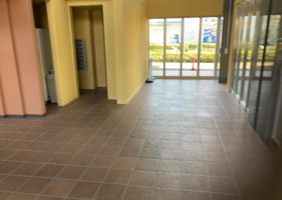 【ロビー】 | サンクレイドル橋本 | ロビーというと、エントランスと何がちがうの？と思いますよね。実はロビーとエントランスには明確な決まりはありません。物件によっては、エントランスを入って広がるある程度の広さのある空間がロビーとなります。