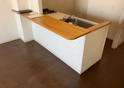 【キッチン】 | サンクレイドル橋本 | L型アイランドタイプは、キッチンからダイニングにもリビングにも目が行き届くので、とても使いやすい配置です。L字型独立タイプは、キッチンを独立させてるためLDKというよりもLDといった様なイメージです。