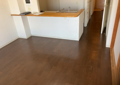 【居間・リビング】 | サンクレイドル橋本 | 直線タイプはLとDKを一直線に並べた形で対面キッチンのタイプです。一般的なのでよく見かけるかもしれません。直線タイプに似た直接アイランドタイプは、キッチンとダイニングの間に壁がない分広く感じられます。