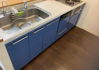 【キッチン】 | サンクレイドル橋本 | 標準的なシステムキッチンの横幅は、165cm～300cm程度です。2100・2400・2550・2700などミリ単位で表記されます。普段どのように料理をするのかを想定しながら合ったサイズを選びましょう