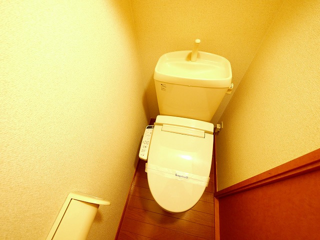 レオパレスＳＡＷＡＨのトイレ|落ち着いた色調のトイレです