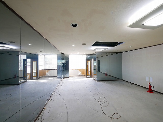 西友ビルの内装