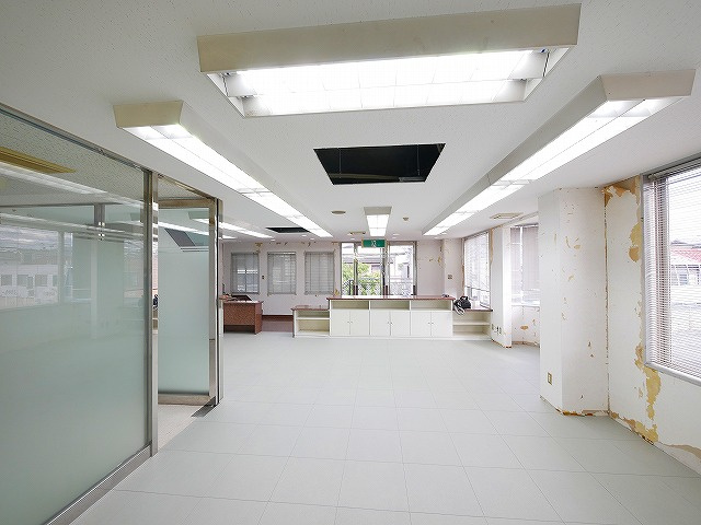 西友ビルの内装