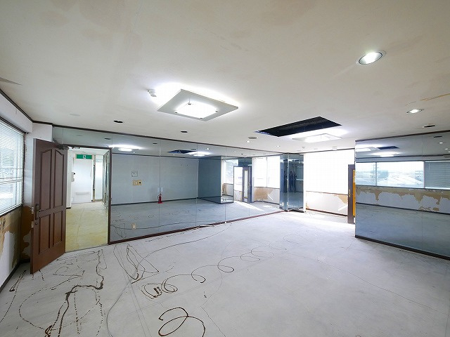 西友ビルの内装