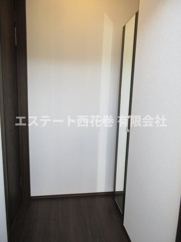 ル・メイユール東宮野目Ａ棟の玄関|鏡付きシューズボックス