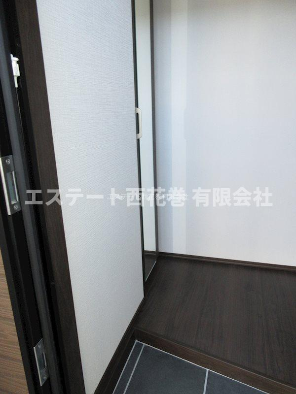 ル・メイユール東宮野目Ａ棟の玄関|鏡付きシューズボックス