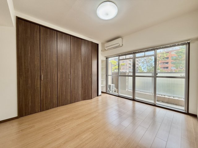 住吉川ハイツの洋室|洋室　約6帖（バルコニー側）