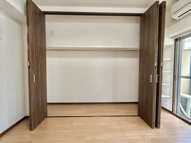 住吉川ハイツの収納|クロゼット　洋室　約6帖（バルコニー側）
