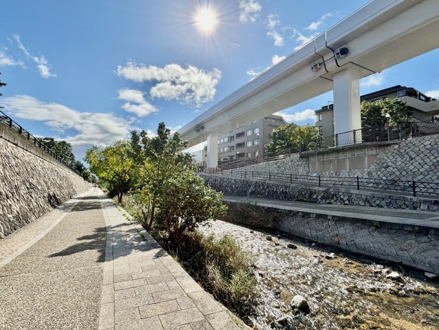 住吉川ハイツの周辺|住吉川沿いには遊歩道があり、ジョギングや散歩に最適です♪