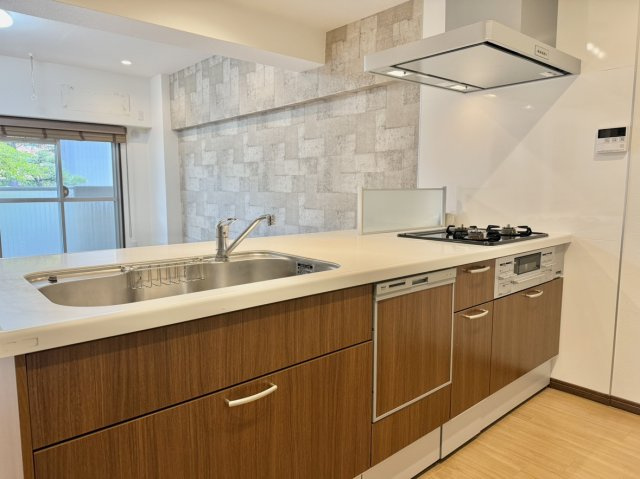 住吉川ハイツのキッチン|キッチンは上部収納が無く視界がスッキリ！ご家族様との会話を楽しめる対面式キッチンです♪