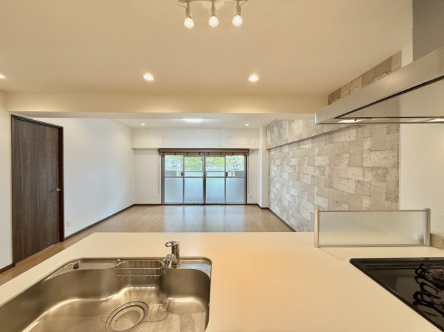 住吉川ハイツの居間・リビング|カウンターキッチンからはリビング全体を見ることができます。