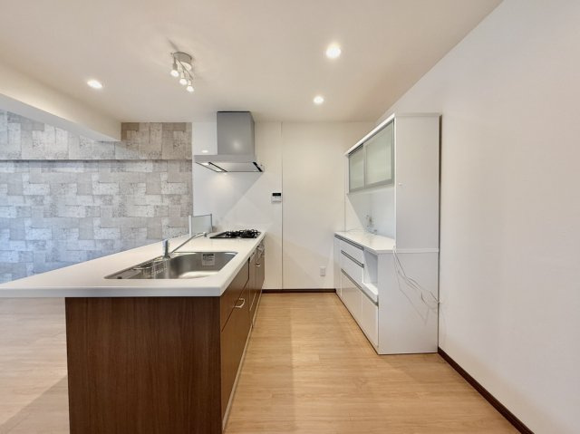 住吉川ハイツのキッチン|食器棚を置いても十分なスペースのあるキッチン