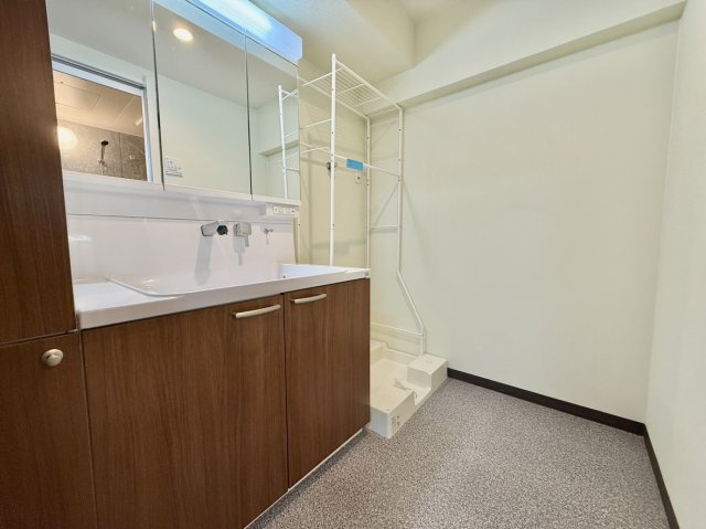 住吉川ハイツの独立洗面台|収納に便利な三面鏡の洗面台です　洗濯機の上部スペースも有効活用できます