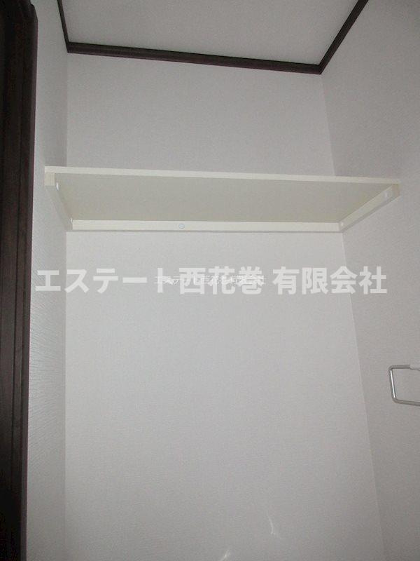 ル・メイユール東宮野目Ａ棟|トイレに収納棚があります