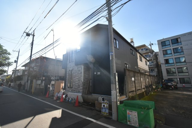 下井草5丁目・新築戸建の前面道路含む現地写真|北側も月極駐車場となっていて空間がとれておりますので、まるで3方向角地風です。