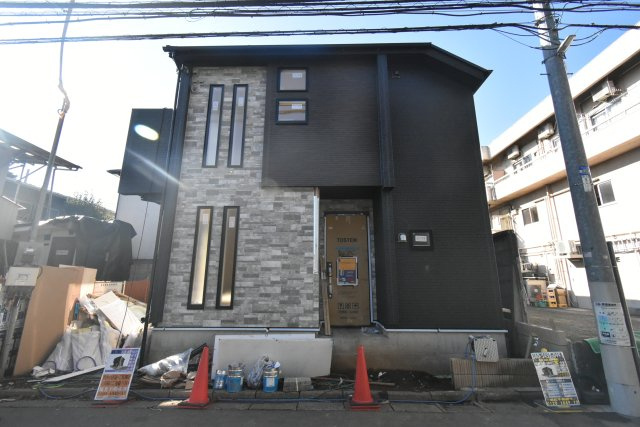 下井草5丁目・新築戸建の外観|南側にカースペースがあり、更に隣家との空間がありますので、日当たり、風通り良好です。