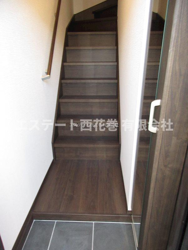 ル・メイユール東宮野目Ａ棟の玄関|鏡付きシューズボックス