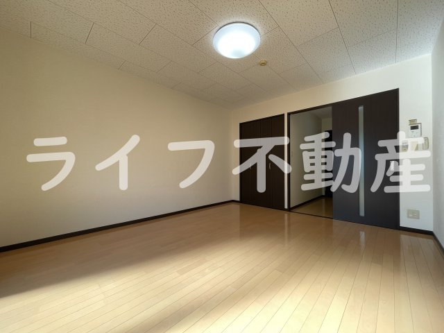 アンプルールクラージュエトッフの居間・リビング|こちらの居間で趣味の時間をお楽しみください