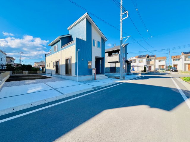 藤岡市下栗須の前面道路含む現地写真|敷地区画内なので、車の出入りも安心です♪