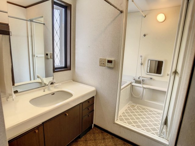 若草町　中古戸建の独立洗面台