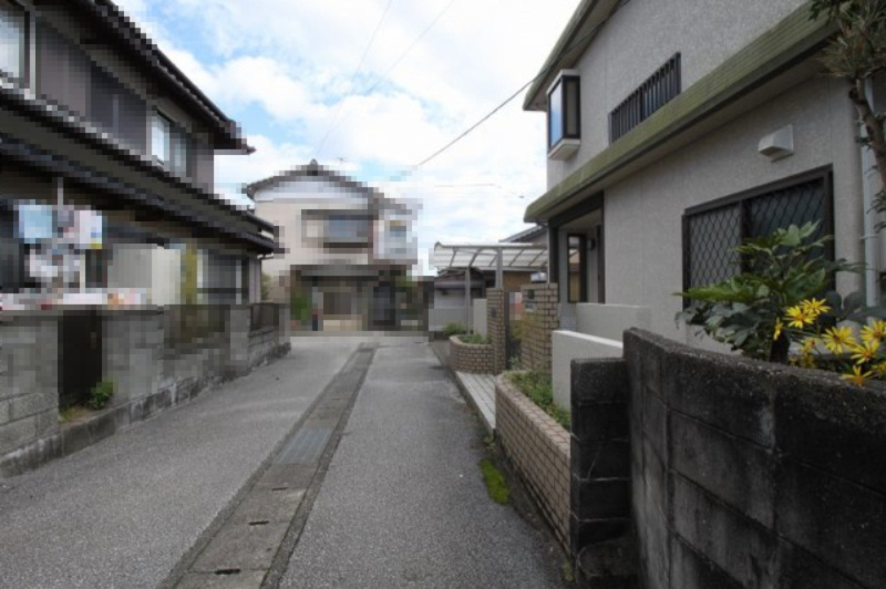 若草町　中古戸建の前面道路含む現地写真
