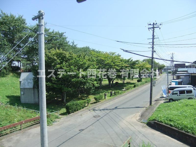 リバーサイド・アイルCの外観|左手の土手の先に北上川があります。桜並木です。