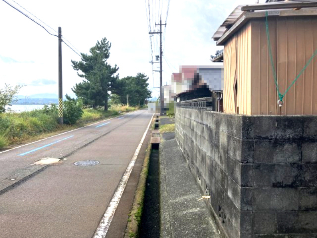 高島市マキノ町知内古家付き土地の前面道路含む現地写真