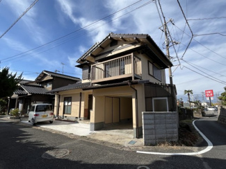 【外観】 | 物件からユニクロの看板が見えます。
駐車も2台以上可能です。