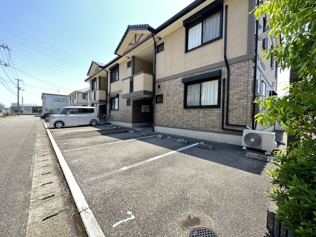 ブルージュ北久保の駐車場