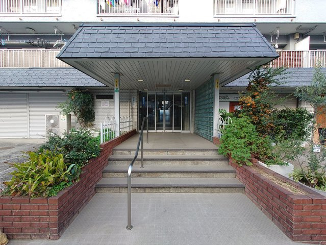 桜台フラワーホームのエントランス|清潔なエントランスです