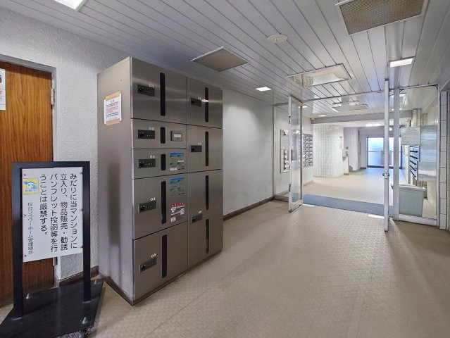 桜台フラワーホームのエントランス|明るいエントランスホール。宅配ボックス有り