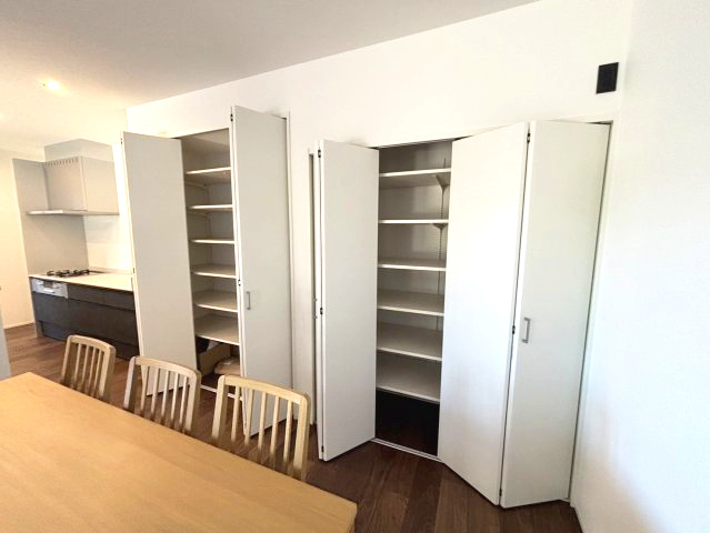 渦森台4丁目一戸建の収納|キッチン横パントリ―