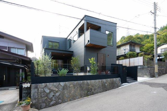 渦森台4丁目一戸建の前面道路含む現地写真