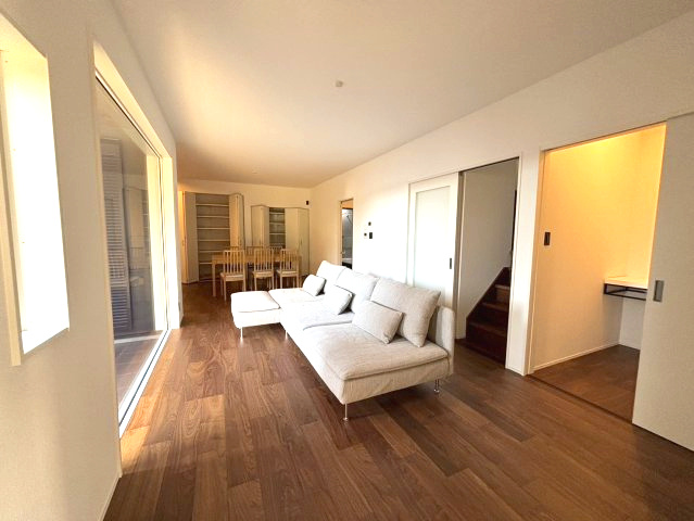 渦森台4丁目一戸建の居間・リビング|ゆったり過ごせる居間です