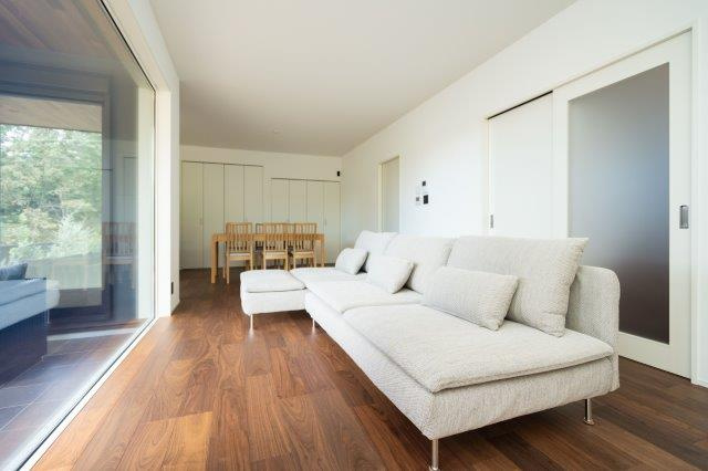 渦森台4丁目一戸建の居間・リビング|こちらの居間で趣味の時間をお楽しみください