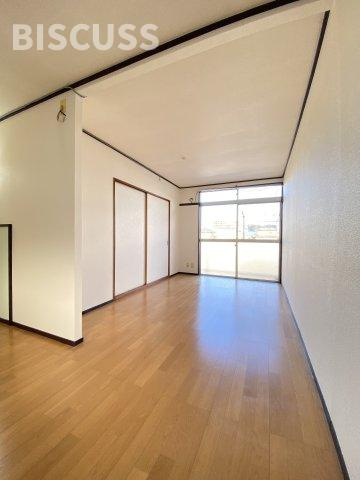 三国ヶ丘ハイツA棟の居間・リビング