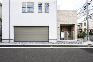 【外観】 | 豪徳寺アドレスの三方角地、建物面積63坪以上の大型邸宅
駐車場×2あり、EV/PHV充電コンセント付
2024年11月18日撮影