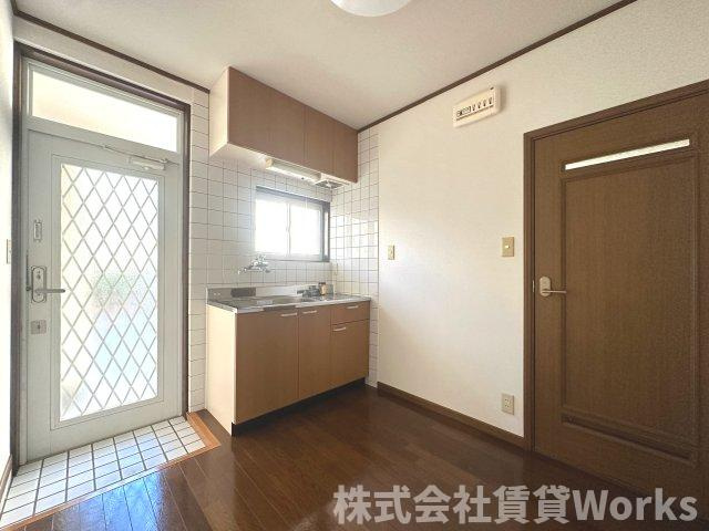 クレブランド二軒屋No.1の居間・リビング|こちらの居間で趣味の時間をお楽しみください