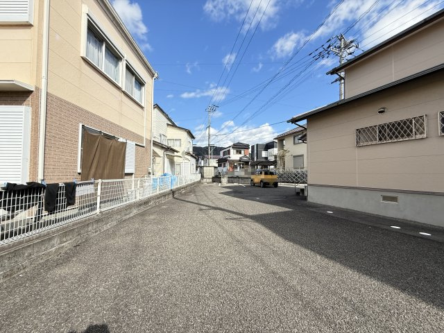 イーリスハイツ　E棟の駐車場