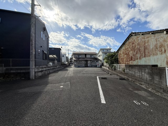 イーリスハイツ　E棟の駐車場