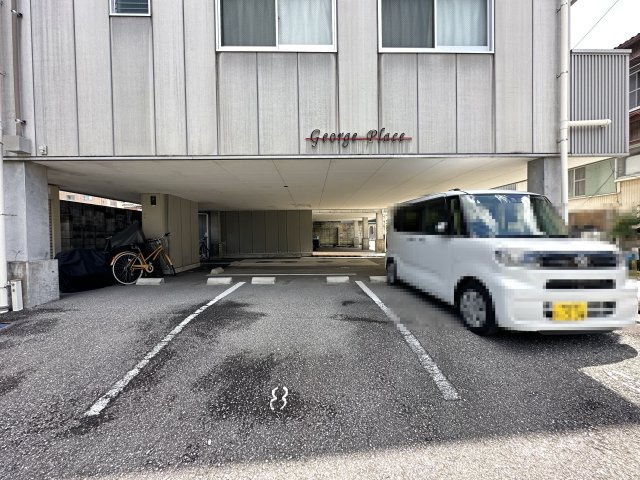 ジョージプレイスの駐車場