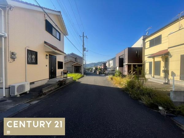 紀の川市桃山町調月の中古一戸建の前面道路含む現地写真