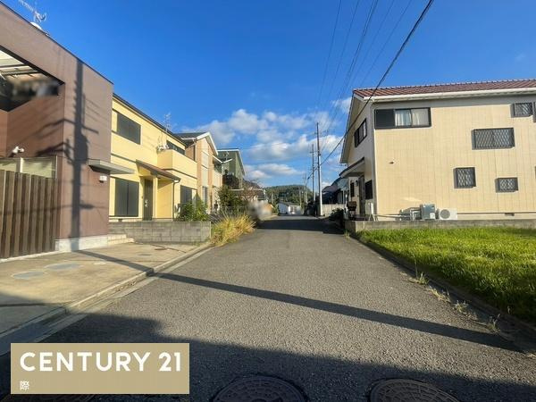 紀の川市桃山町調月の中古一戸建の前面道路含む現地写真