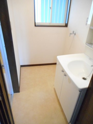 ガーデンパレス泉の洗面所|明るい洗面所です