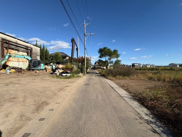 売土地　岐阜市東川手五丁目　27.45坪の前面道路含む現地写真|南→北方向を見た写真です。写真に見切れている左の建物の南側には、新築アパートが建っています。