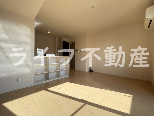 ディアコートNの居間・リビング|こちらのリビングで趣味の時間をお楽しみください