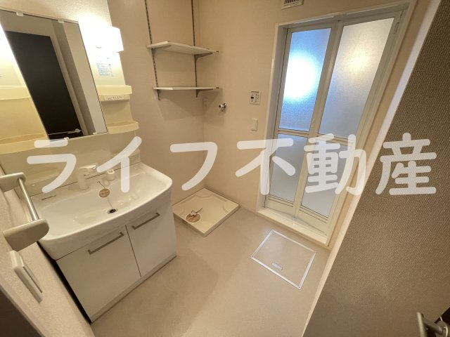ディアコートNの洗面所|明るい洗面所です