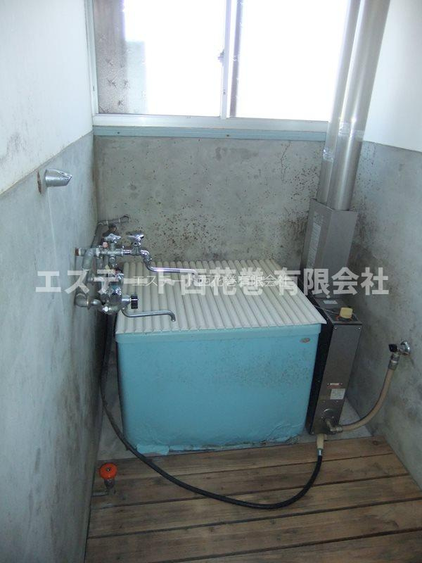 菅原荘（貸家）の浴室|洗濯機置き場も兼用となります