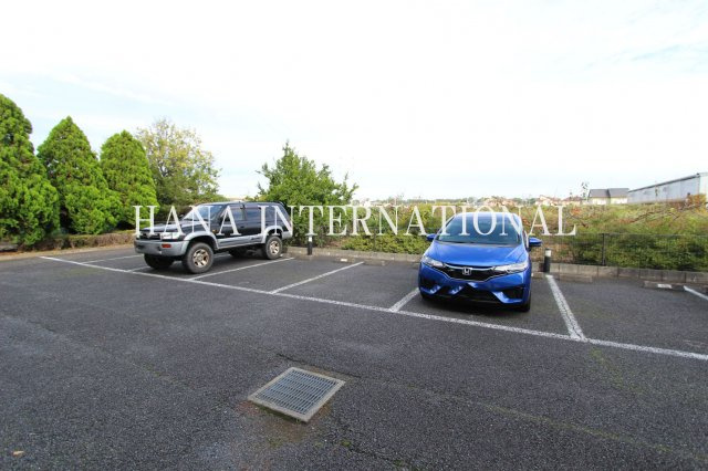 レオパレス栄の駐車場